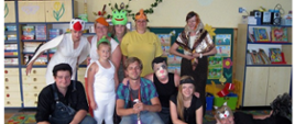 Występ grupy teatralnej z udziałem dorosłych aktorów. 