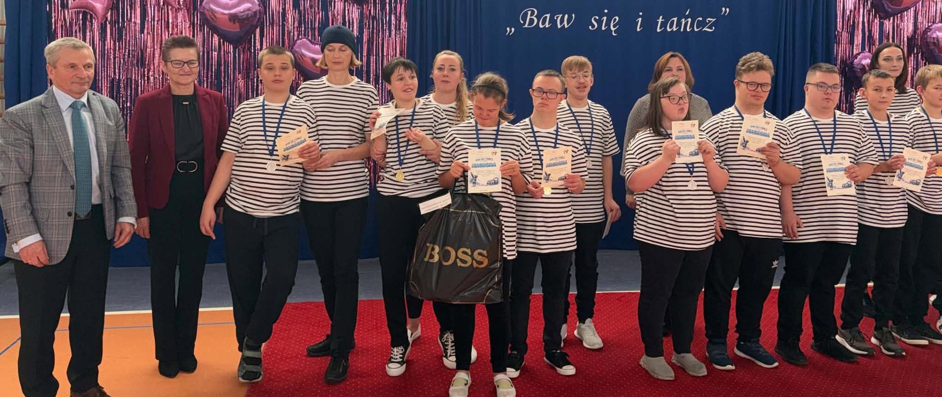 Przegląd taneczny „Baw się i tańcz” - Anatol Grzegorz Tymiński, naczelnik Wydziału Oświaty, Kultury i Ochrony Zdrowia Starostwa Powiatowego z uczestnikami imprezy z Zespół Szkół Specjalnych im. Jana Pawła II w Bielsku Podlaskim
