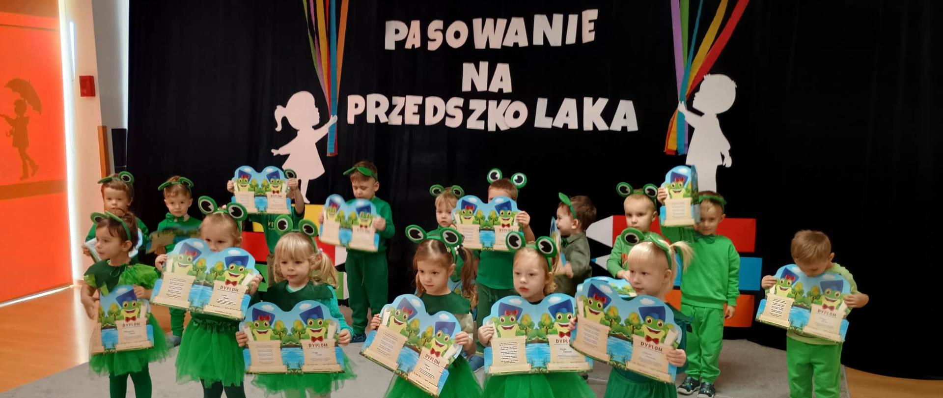 Dzieci z dyplomami.
