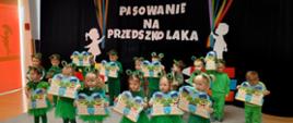 Dzieci z dyplomami.