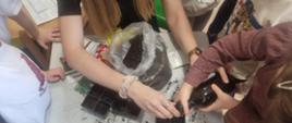 Dzieci w trakcie pracy przy zakładaniu ogrodu - przygotowanie sadzonek