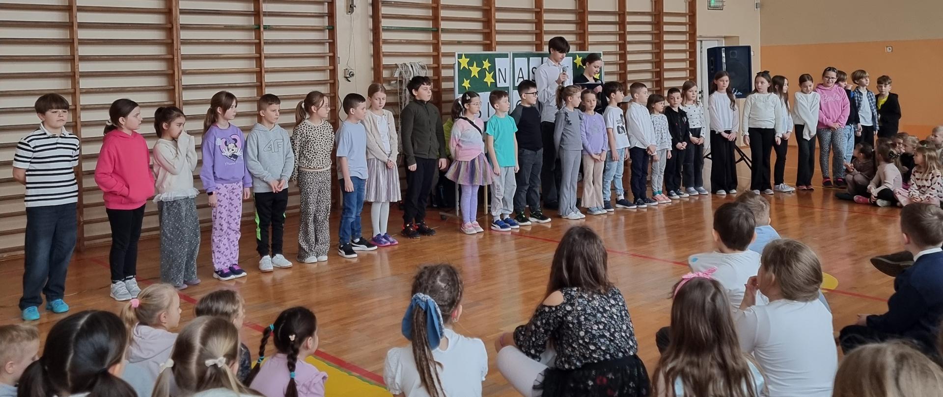 Uczniowie wyróżnieni za najlepsze wyniki w nauce i zachowaniu.