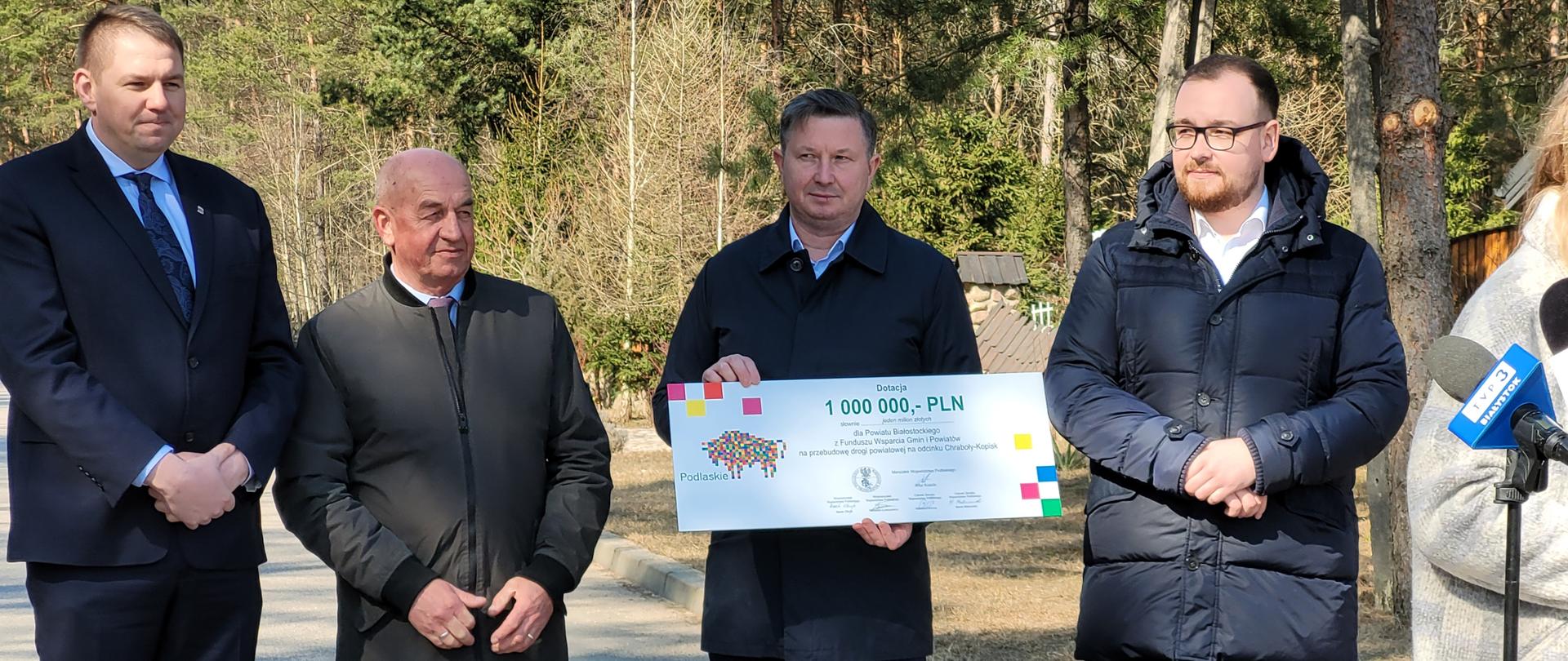 Uroczystość wręczenia czeku na modernizację drogi Kopisk - Chraboły
