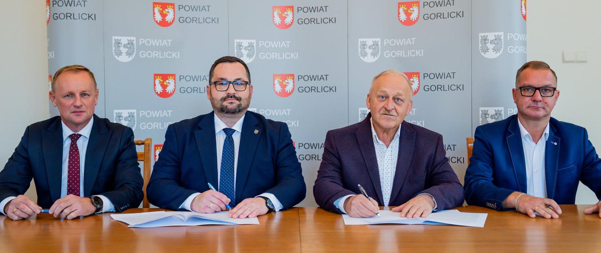 Starosta Gorlicki Mirosław Waląg, Członek Zarządu Powiatu Gorlickiego Krzysztof Flądro, Prezes Zarządu Przedsiębiorstwa Drogowo-Mostowego „GODROM” Piotr Kocur, dyrektor PZD w Gorlicach
