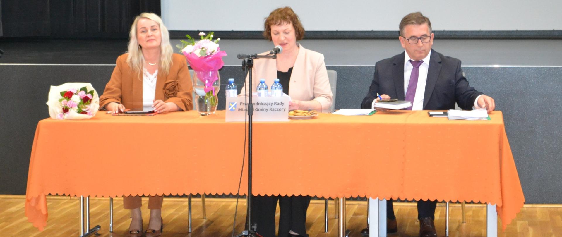 Na zdjęciu widać Przewodniczącą Martę Woźniak-Hoffmann i wiceprzewodniczących: Agnieszkę Niewęgłowską i Tomasza Piosika