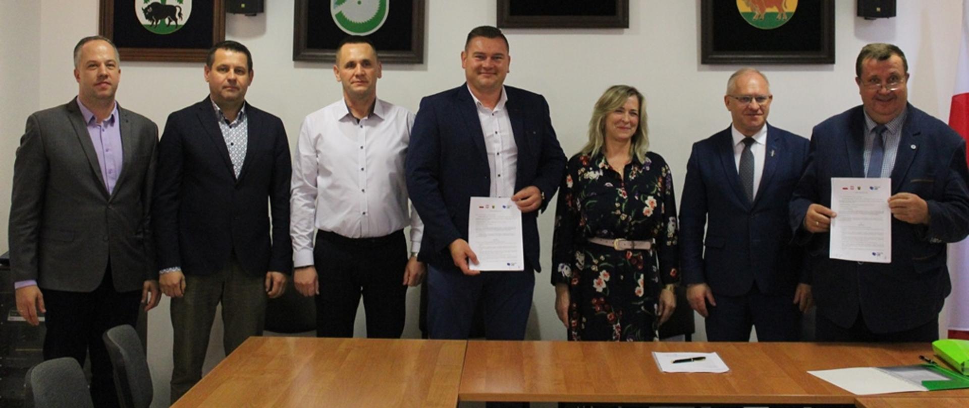 Strony umowy pozują do zdjęcia
