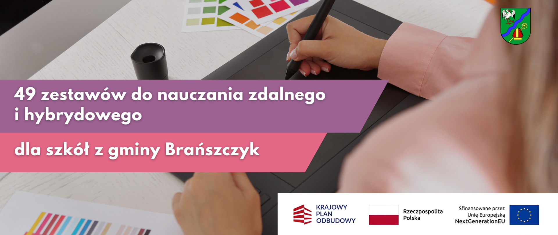 Grafika informacyjna przedstawiająca rękę osoby rysującej na tablecie graficznym przy biurku. Na grafice umieszczony jest napis: „49 zestawów do nauczania zdalnego i hybrydowego dla szkół z gminy Brańszczyk”. W prawym górnym rogu znajduje się herb Gminy Brańszczyk. W dolnej części widoczne są logotypy: Krajowego Planu Odbudowy, Rzeczypospolitej Polskiej oraz Unii Europejskiej – NextGenerationEU, informujące o źródle finansowania projektu.