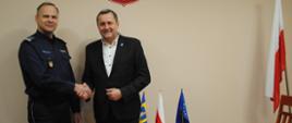 Wójt Gminy Raba Wyżna- Tomasz Rajca oraz Komendant Powiatowej Policji - insp. Grzegorz Wyskiel w chwili podpisywania umowy na przekazanie odblasków. Na stolę znajdują się odblaski, w tle widnieje flaga Polski oraz flaga Gminy Raba Wyżna. 
