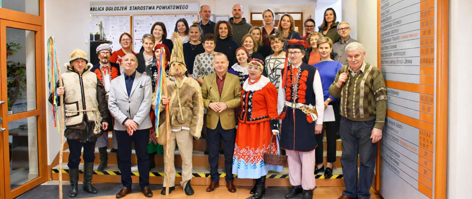 Grupa "Powiślanie" wraz ze Starostą Dąbrowskim, Wicestarostą, Sekretarz Powiatu oraz pracownikami urzędu