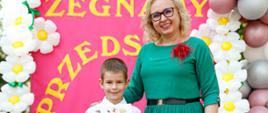 Dyrektor Ewelina Dorota Durzyńska pozuje do zdjęcia z absolwentami przedszkola