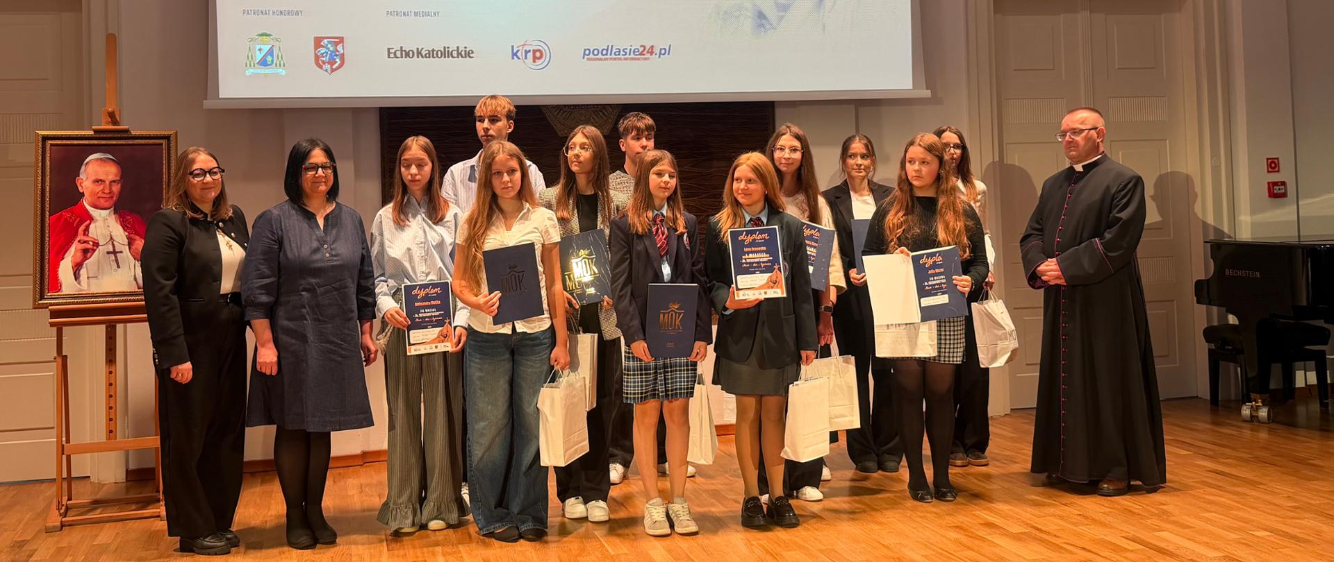 Osoby nagrodzone w Konkursie Recytacji Poezji i Prozy.