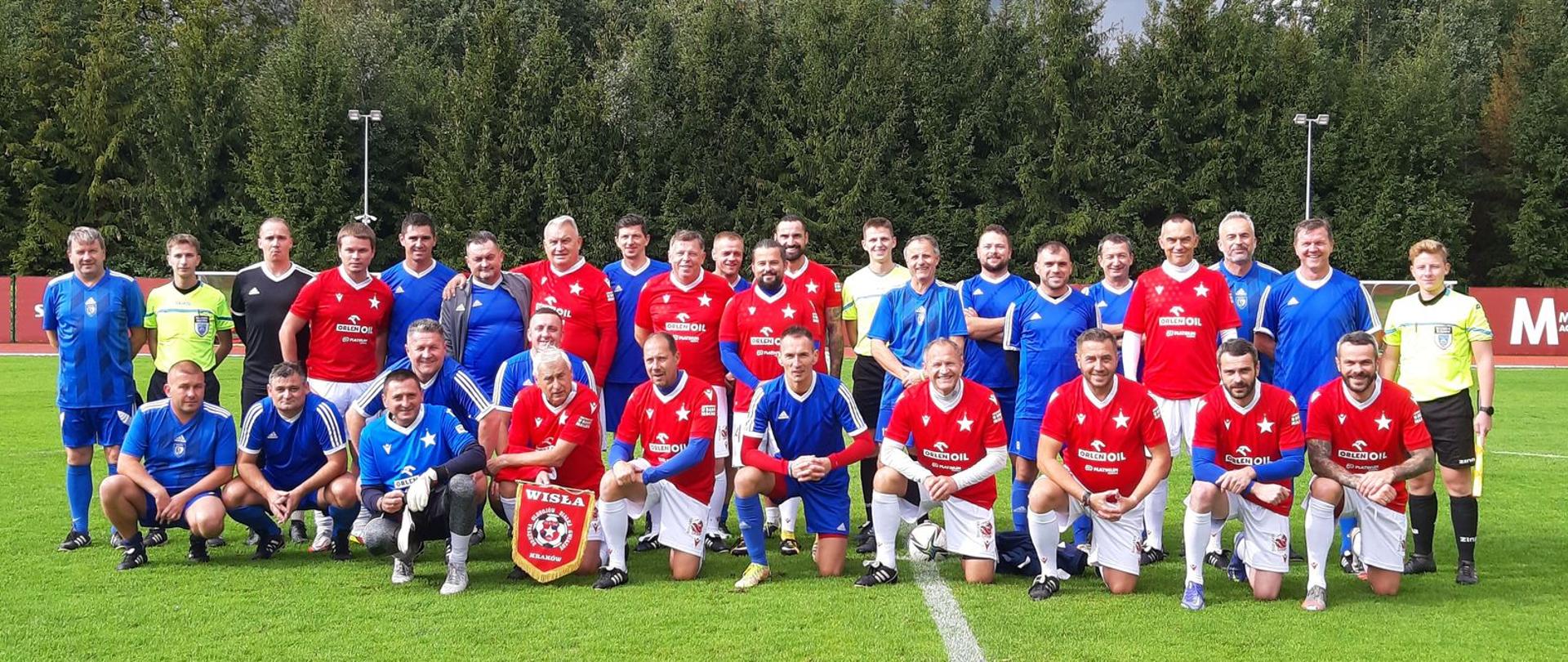 Zdjęcie grupowe zawodników Wisły Kraków i Kalwarianki, wykonane na murawie stadionu. 