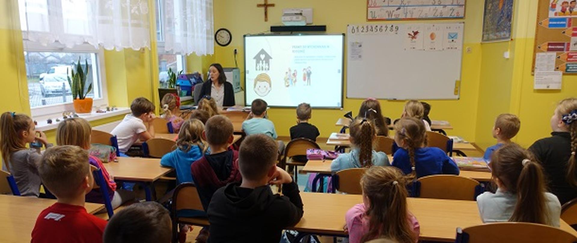 Nauczycielka w prezentacji przypomina uczniom ich prawa.
