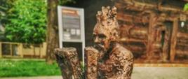 Zdjęcie jednej z rzeźb chodzieskich karzełków płomienistych 