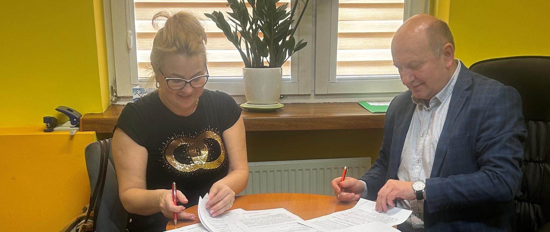 zdjęcie z kierownikiem PCPR i asystentem osobistym osoby z niepełnosprawnością