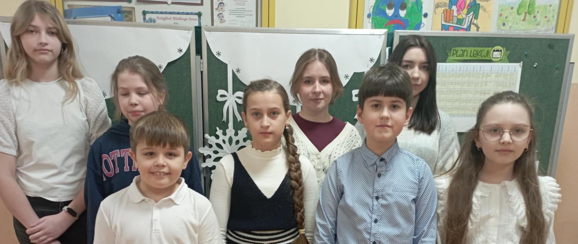 Nagrodzeni uczniowie: od lewej: Emilia Kolb, Alicja Jasina, Jakub Ziomek, Julia Niedzielska, Kinga Budak, Nikodem Trznadel, Weronika Nieć, Milena Sarama. 