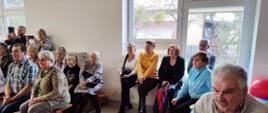 Zaproszeni dziadkowie i babcie oglądają występ wnuków