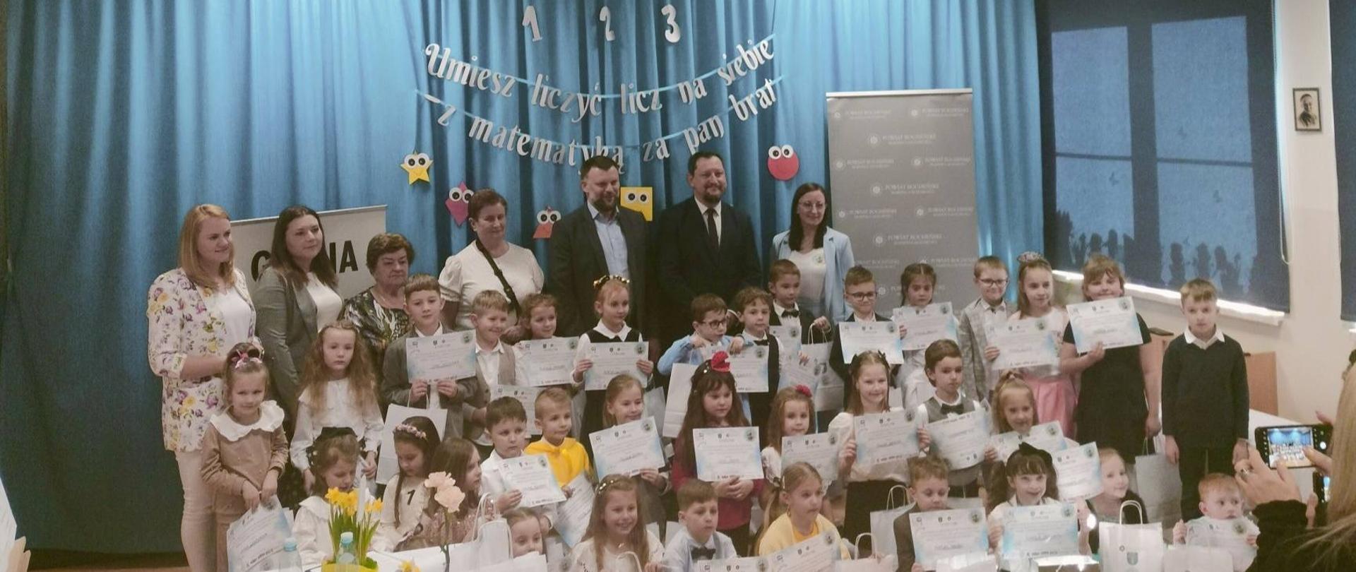 wszystkie dzieci biorące udział w konkursie z dyplomami