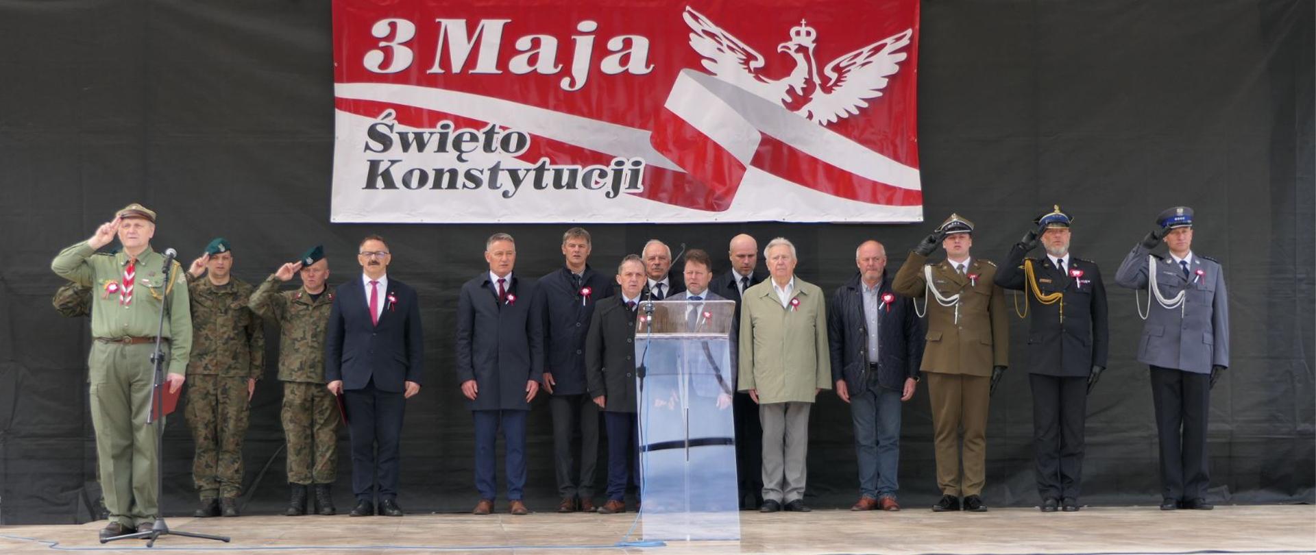Przedstawiciele samorządów i jednostek powiatu lipskiego podczas odśpiewania Hymnu Polski.