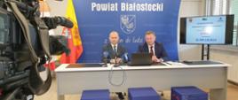Konferencja prasowa w Starostwie dotycząca realizacji tarczy antykryzysowej - od lewej dyrektor PUO i starosta bialostocki — z: Jan Bolesław Perkowski
