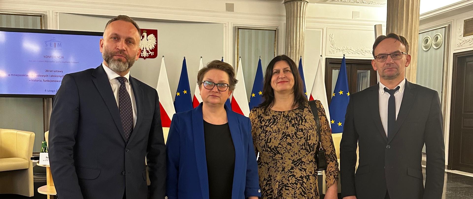 Uczestnicy konferencji 20 lat ustawy o mniejszościach narodowych na czele z wicestarostą bielskim Piotrem Bozko