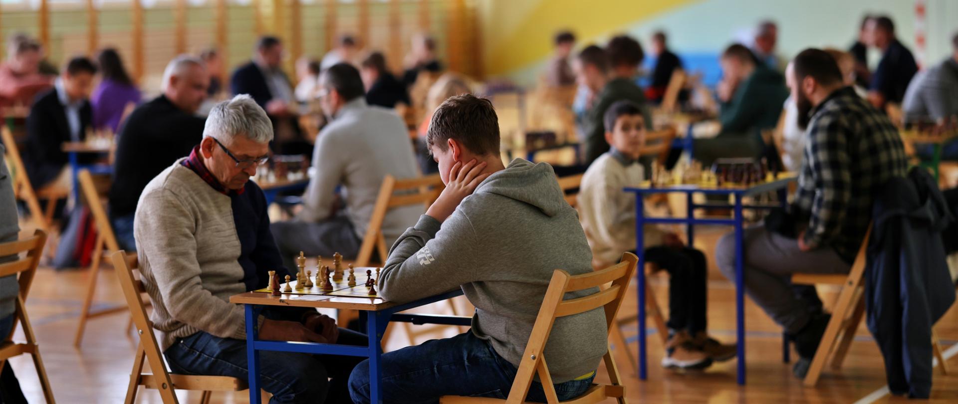 ludzie podczas rozgrywek szachowych