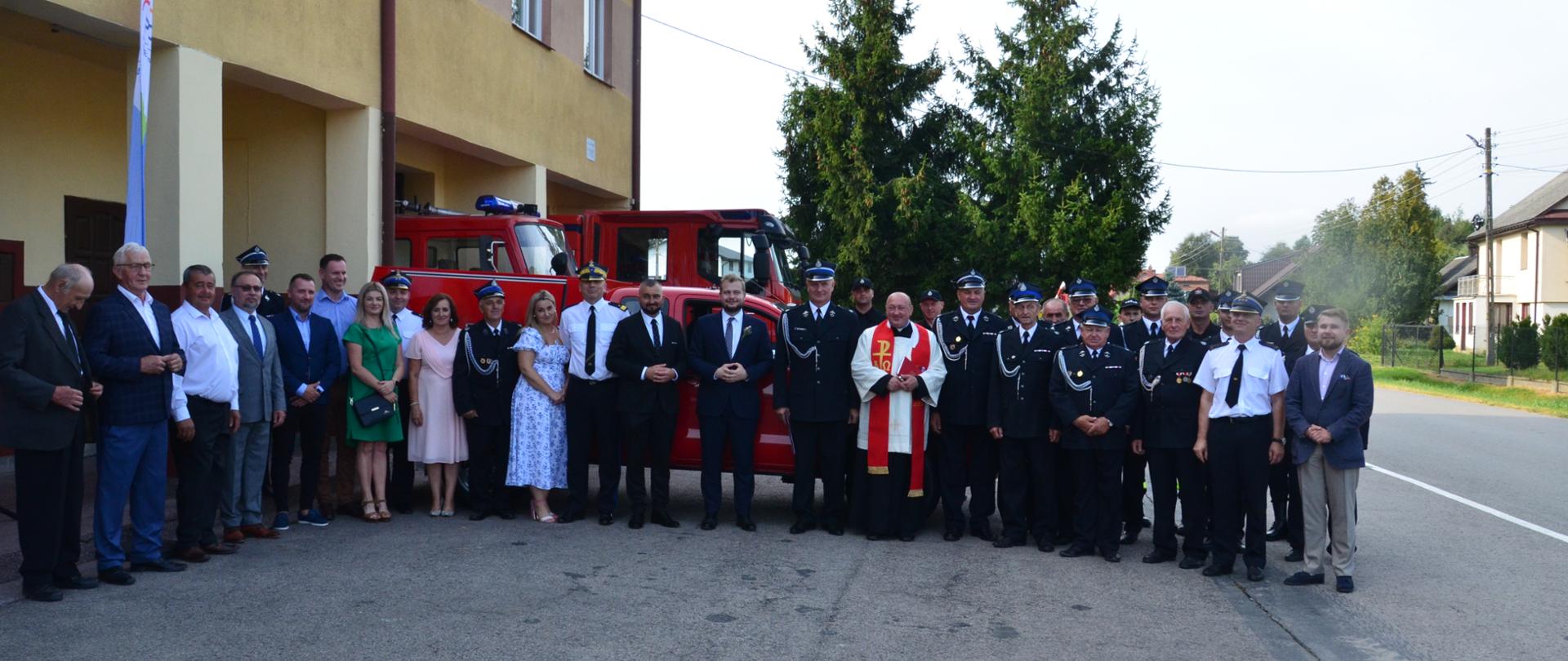 Ochotniczej Straży Pożarnej w Blinowie, odbyła się uroczystość związana z przekazaniem Lekkiego Samochodu Rozpoznawczo-Ratowniczego Toyota Hilux. 