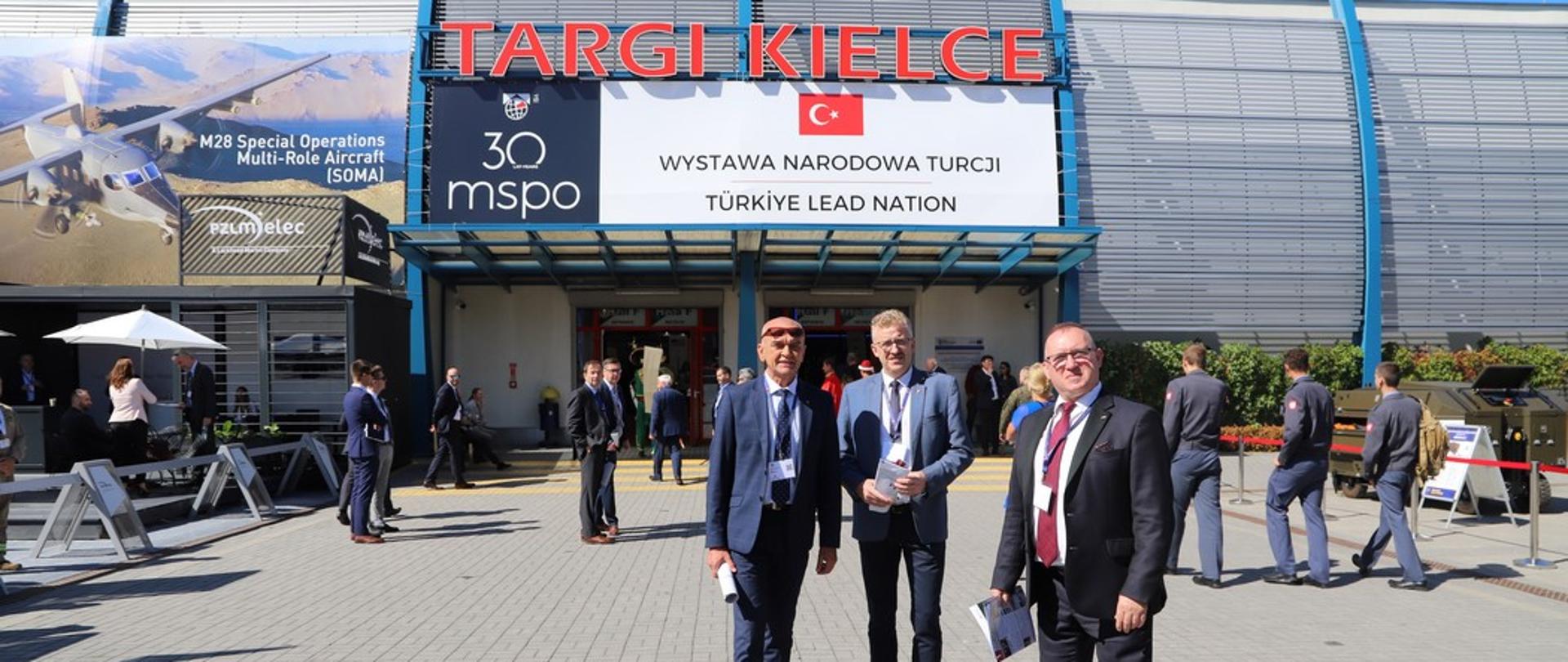 Delegacja powiatu koneckiego na Targach Obronnych w Kielcach