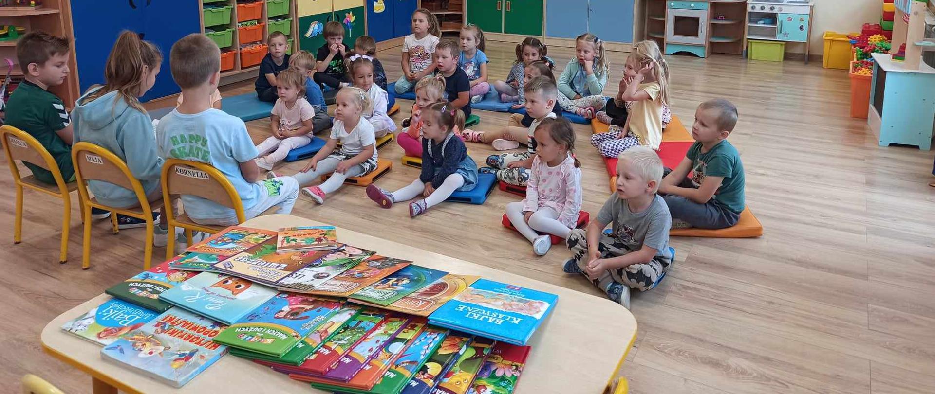 Dzieci z klasy III czytają bajki przedszkolakom