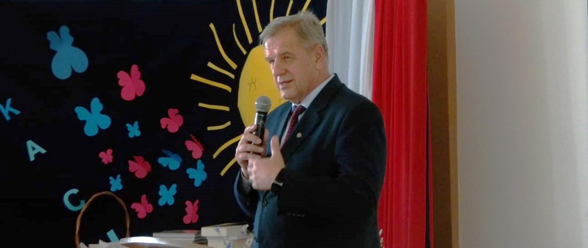 Starosta Sławomir Jerzy Snarski przemawia w Zespole Szkół nr 4 podczas akademii kończącej rok szkolny