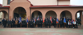zdjęcie grupowe przy kościele ze wszystkimi delegacjami