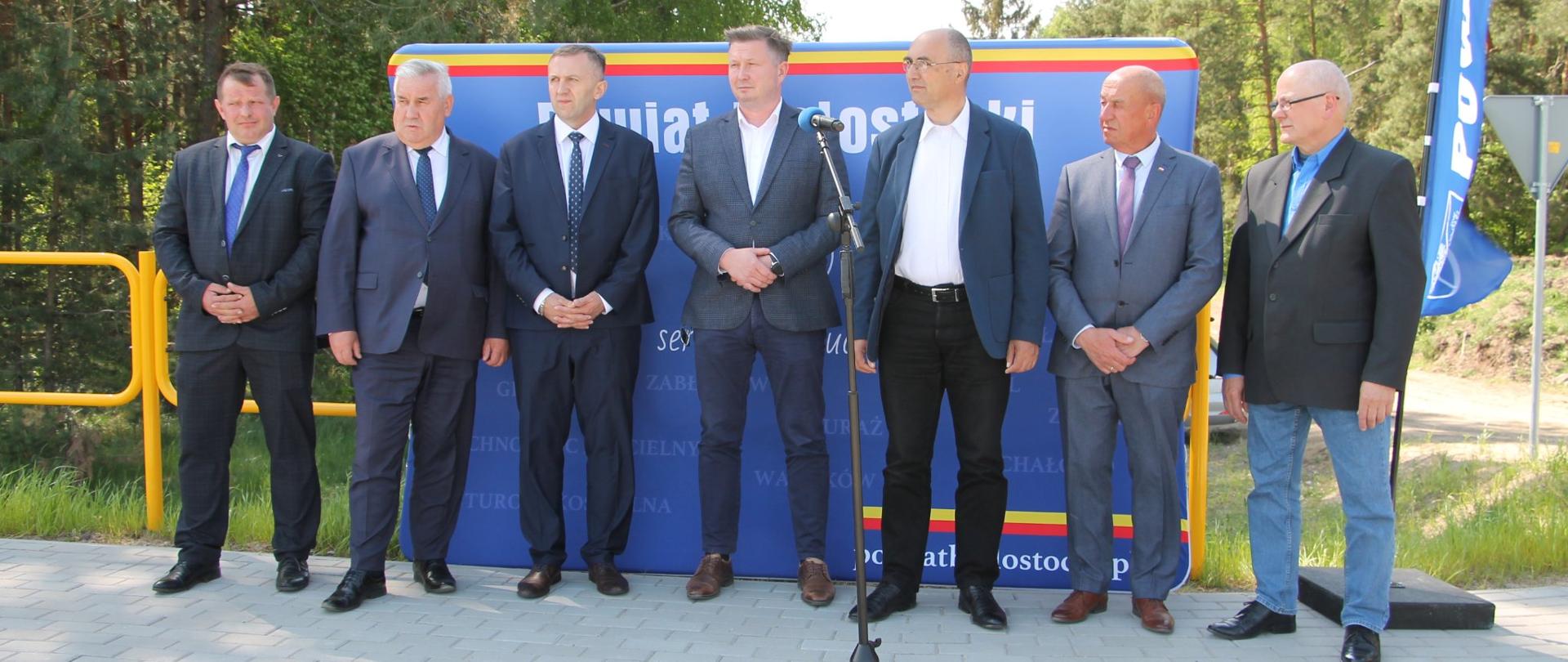 Przedstawiciele Powiatu Białostockiego, Gminy Zawady i poseł K. Gwiazdowski na tle ścianki reklamowej powiatu
