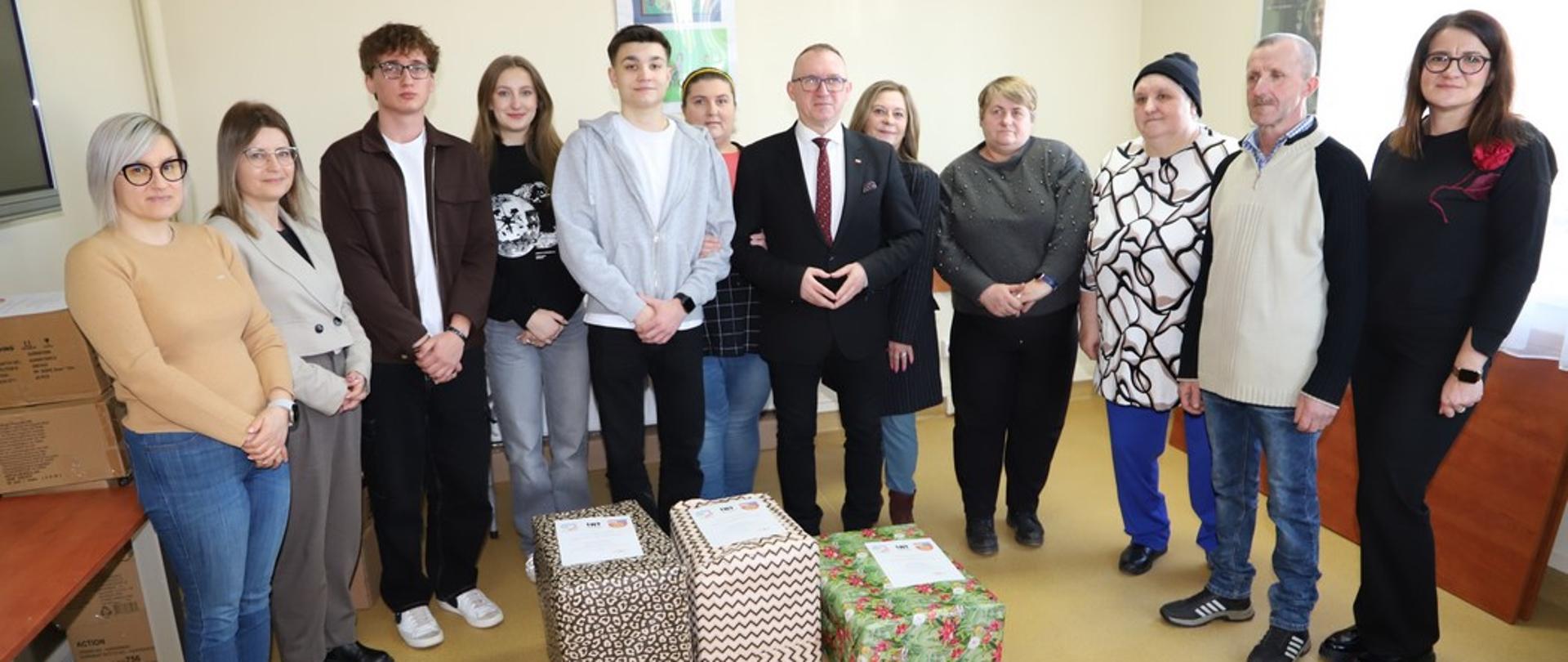 Młodzieżowa Rada Powiatu Koneckiego wspiera osoby starsze i potrzebujące