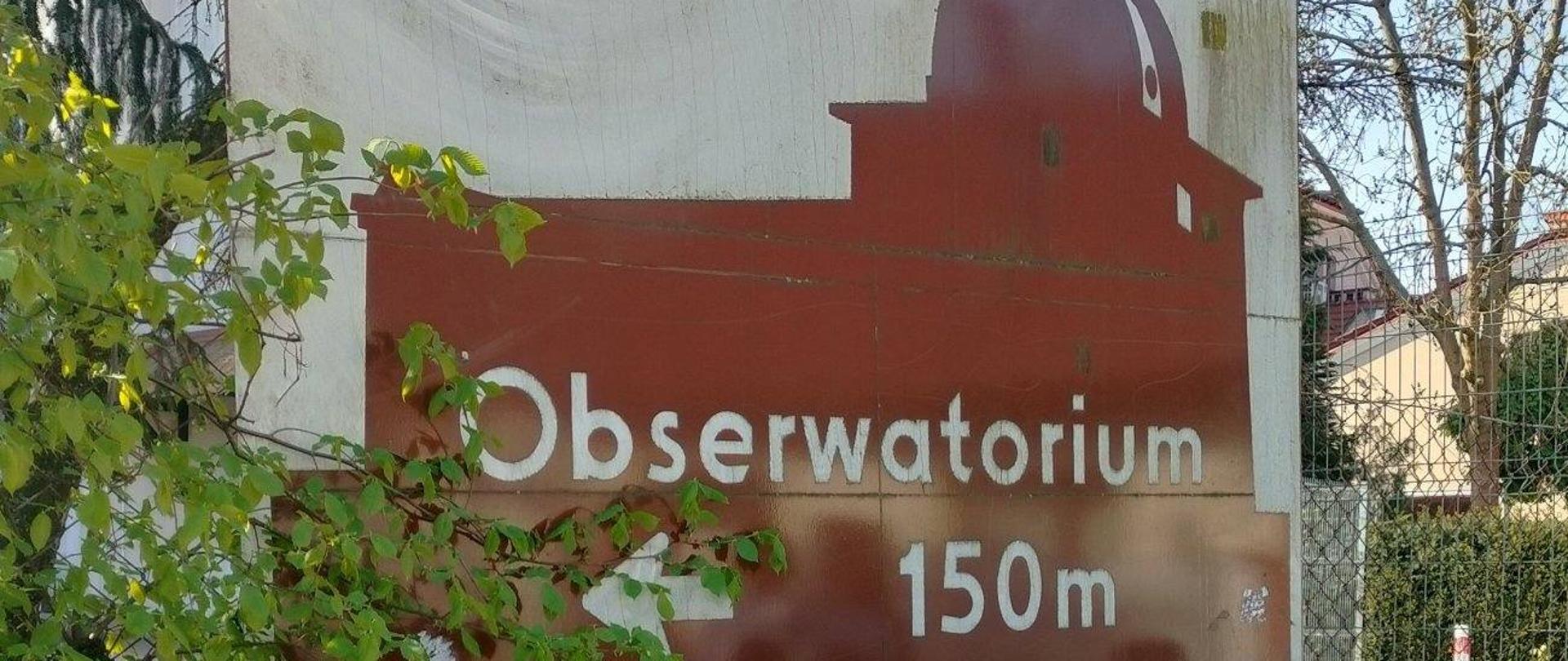 tabliczka z kierunkiem do obserwatorium