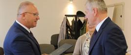 Starosta składa dyrektorom i nauczycielom podziękowania, wręczając list gratulacyjny