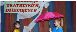 Dzieci w strojach scenicznych wcielają się w bohaterów spektaklu