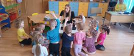 Dzieci w trakcie pracy przy zakładaniu ogrodu - przygotowanie sadzonek