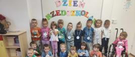 Grupa dzieci na tle dekoracji Dzień Przedszkolaka