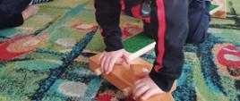 Dzieci w trakcie ćwiczeń na ścieżce sensorycznej