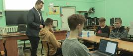 Podczas zajęć - uczniowie siedzą przy komputerach