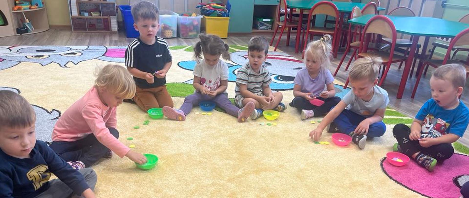 Dzieci podczas zabaw z okazji Dnia Kropki