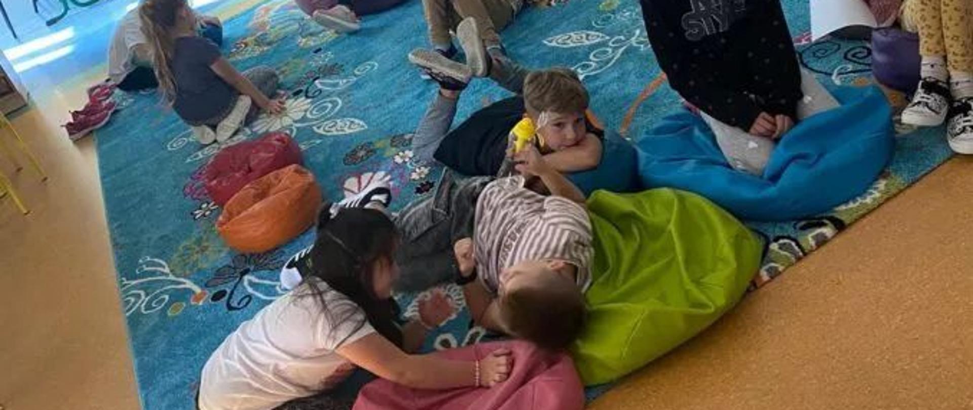 Nowy dywan w szkolnej świetlicy