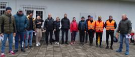 Organizatorzy, sędziowie i opiekunowie pozują do zdjęcia