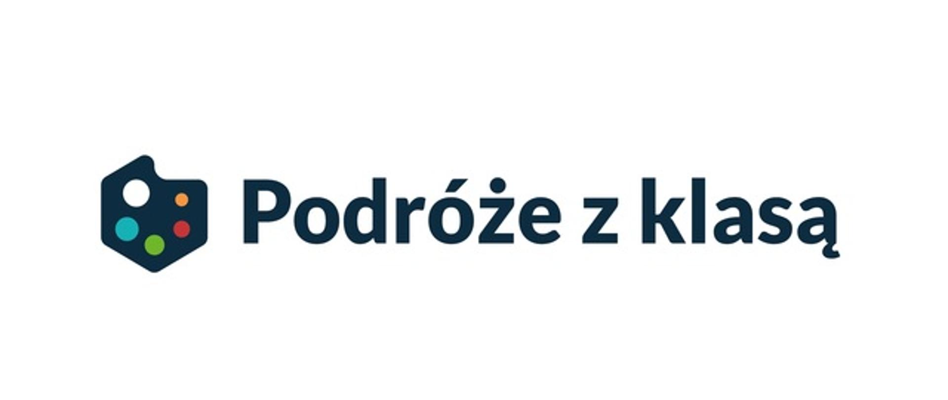 Logotyp przedsięwzięcia Podróże z klasą przedstawia zarys geograficzny Polski. Granatowe tło,a na nim kropki każda w innym kolorze.