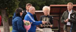 Moment wręczenia nagrody Pani Mieczysławie Bogdanowicz