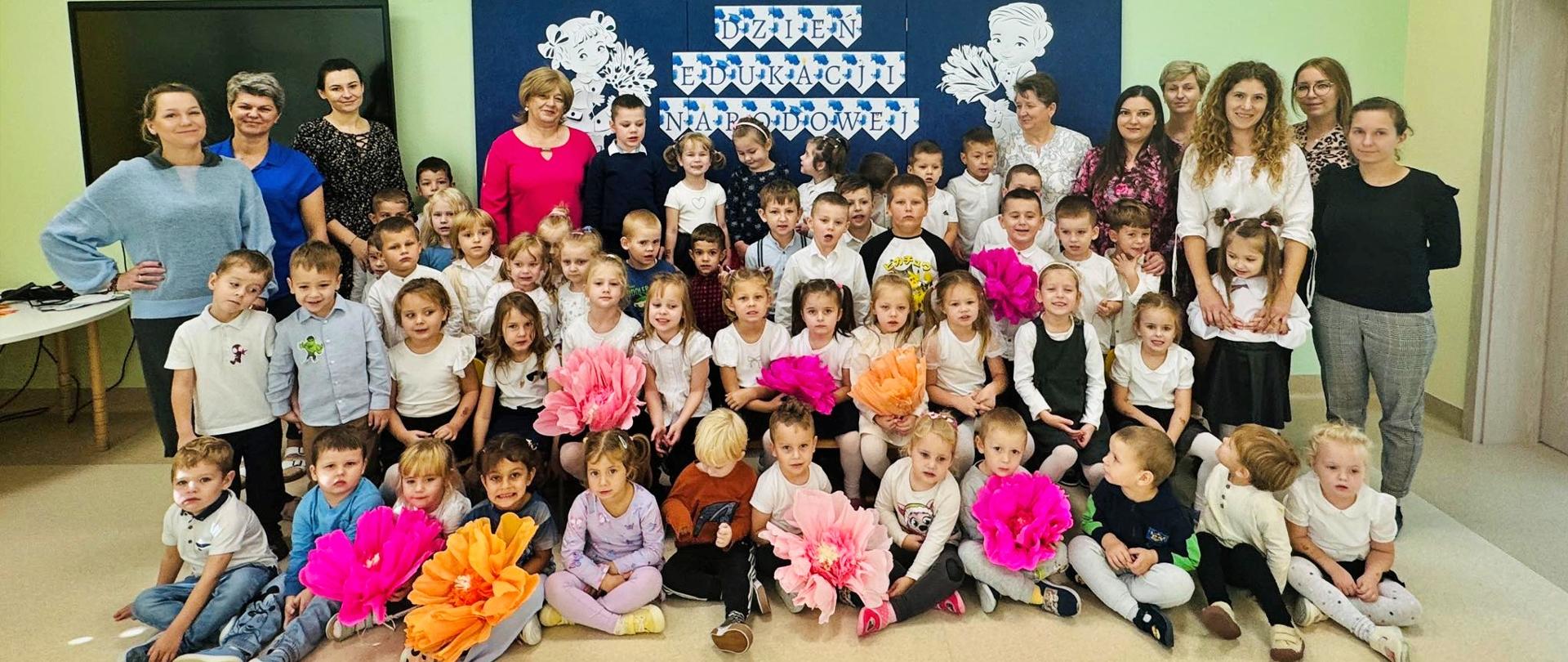 Grupowe zdjęcie dzieci z przedszkola