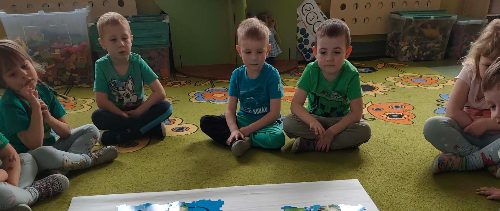 Dzieci bawiące się robotem