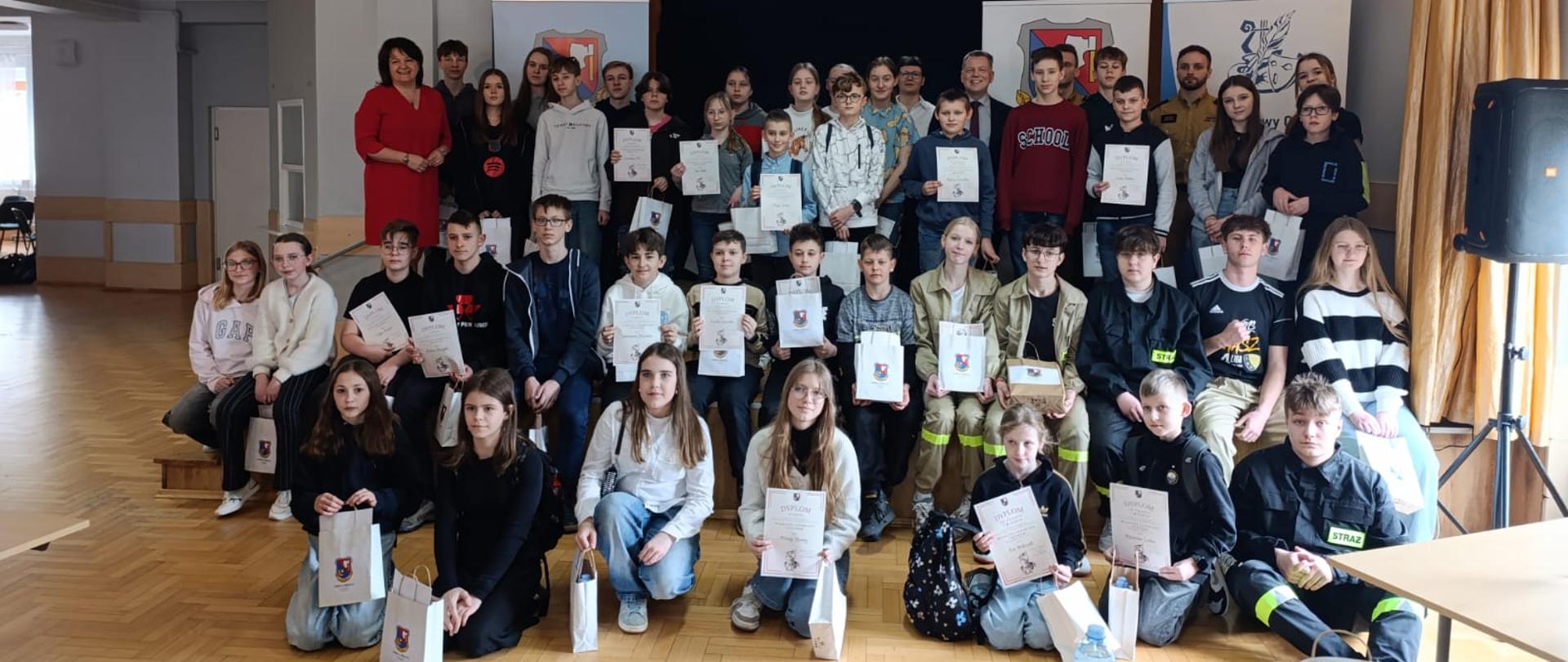 Zdjęcie wszystkich uczestników konkursu wraz z organizatorami.