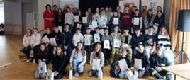 Zdjęcie wszystkich uczestników konkursu wraz z organizatorami.