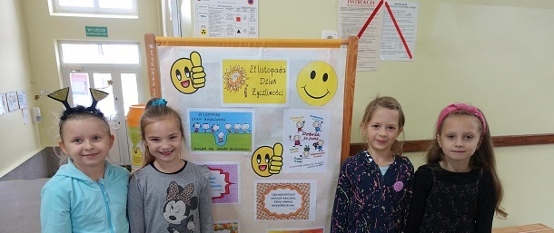 Uczennice klas młodszych przy gazetce "Dzień Życzliwości".